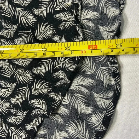 H&M Black and White Leaf Print V-Neck Short Sleeve Shirt/Blouse. - Picture 8 of 10